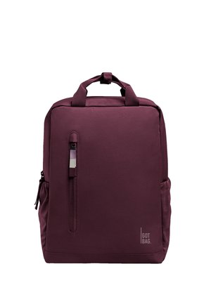 Zaino color bordeaux a forma quadrata con manici superiori, tasche laterali e una tasca frontale verticale con cerniera etichettata "GOT BAG".