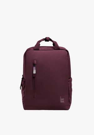 Zaino color bordeaux a forma quadrata con manici superiori, tasche laterali e una tasca frontale verticale con cerniera etichettata "GOT BAG".
