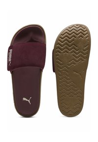 Bordeaux slide sandaler med en tekstureret beige gummisål. Har en blød ruskindsrem med et fremtrædende logo og en polstret fodseng.