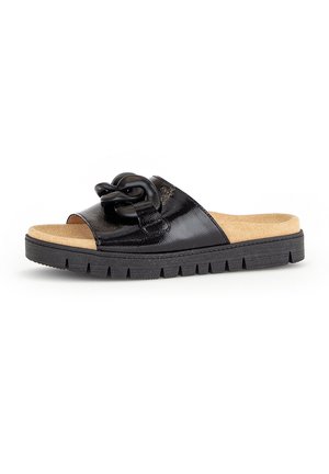 Sort åben-tå slip-in sandal med tyk sål, tanfarvet polstret fodseng og stor dekorativ sort kædelink på den øverste rem.