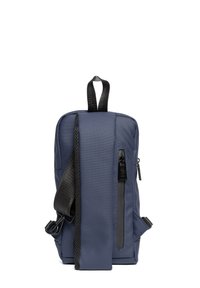 Námornícký čtvercový batoh vyrobený z odolné tkaniny, se zapínacím předním kapsou, boční síťovou kapsou a nastavitelným popruhem s černými akcenty.