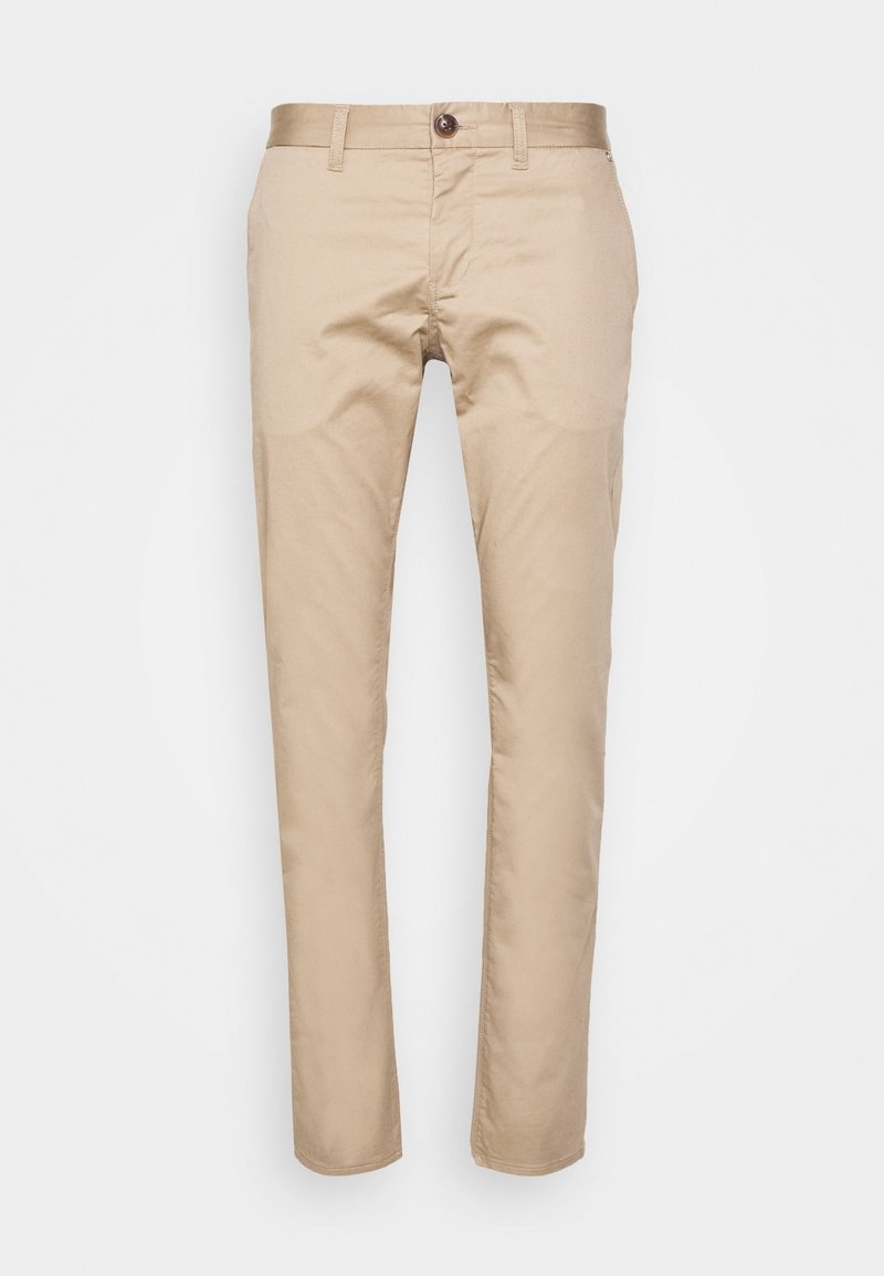Pantalon décontracté beige ajusté, avec fermeture à bouton, passants pour ceinture et poches latérales, présenté sur un fond blanc uni.