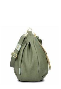 Bolso de mano de cuero verde con un diseño recogido, herrajes dorados y una correa trenzada. Cuenta con un cierre superior con cremallera y una base plana.
