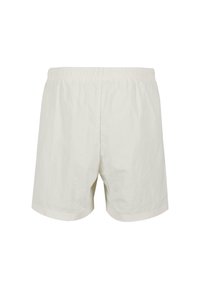 Shorts blancs, légers, avec un taille élastique, à coupe décontractée et texture lisse, présentant un design uni et sans matériel visible.