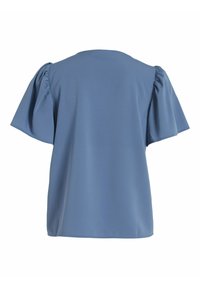 Blouse bleue à manches courtes en tissu doux et lisse, avec des détails froncés aux épaules et une coupe décontractée.
