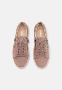 Lichtroze suède sneakers met een ronde neus, vetersluiting en een rits aan de zijkant. Rubberen buitenzool met een gestructureerd detail.