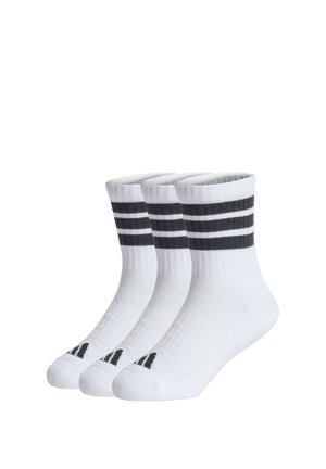 Trzy białe skarpety sportowe z prążkowaną teksturą, każda z trzema czarnymi poziomymi paskami u góry oraz małym czarnym logo na palcach.
