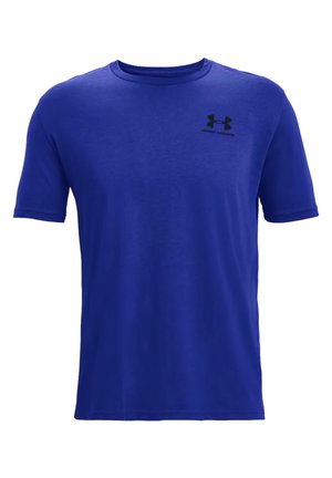 Blaues T-Shirt mit kurzen Ärmeln und Rundhalsausschnitt mit kleinem schwarzem Under Armour-Logo auf der linken Brust.