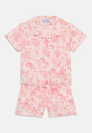 Set pidžame kratkih rukava u ružičastoj boji s cvjetnim uzorkom u koraljnoj i bijeloj, s kopčanjem na dugmad i detaljem u obliku mašne na struku.