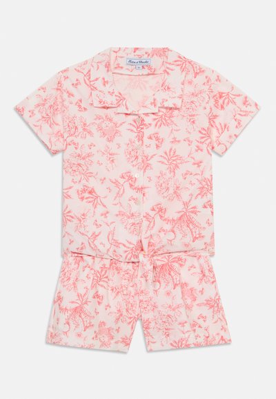 Kurzärmeliges pinkes Pyjama-Set mit einem Blumenmuster in Koralle und Weiß, ausgestattet mit einem Knopfverschluss und einer Bindeschleife in der Taille.