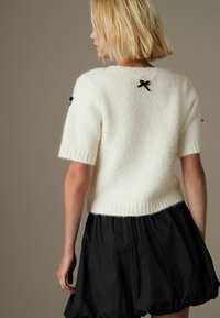 Next SHORT SLEEVE CREW NECK - Navadna majica - white with black bows