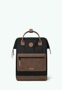 Zaino in tessuto nero con accenti in pelle marrone, tasca frontale con zip, manico arrotondato e dettaglio del logo circolare. Finitura testurizzata.