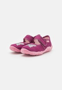 Barnskor i mörkrosa tyg med en strukturerad yta. Utrustad med justerbart kardborreband och fjärilsgarnering på tån. Mjuk rosa sula.