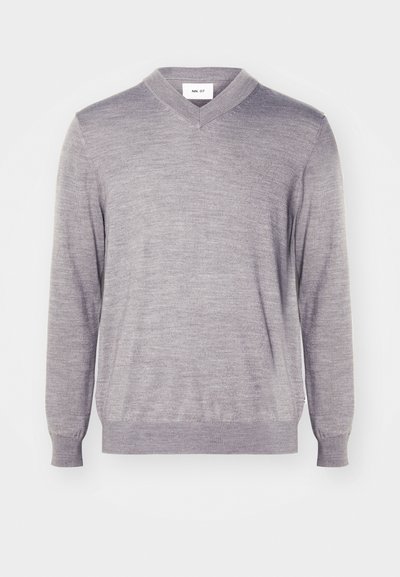 Pull en V de couleur gris clair, fabriqué en matériau doux. Il possède des manches longues et un ourlet côtelé. Aucun motif ni accent matériel notable.