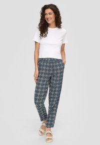 s.Oliver MIT ALL-OVER - Stoffhose - tiefblau