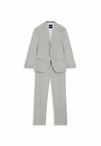 Jasnoszary, dopasowany garnitur z gładkiego materiału; posiada jednorzędową marynarkę z klapami, dwie kieszenie z przodu oraz dopasowane spodnie.