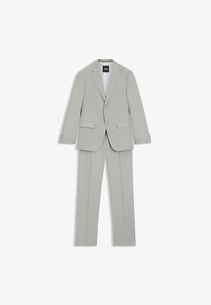 Hellgrauer, maßgeschneiderter Anzug aus glattem Stoff; besteht aus einem einreihigen Sakko mit Reverskragen, zwei Fronttaschen und passender Hose.