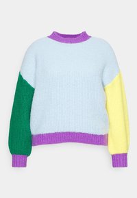 Pull tricoté coloré avec un corps bleu clair, une manche gauche verte, une manche droite jaune, et un col et des poignets côtelés violets.