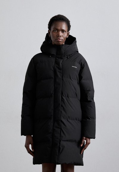 Doudoune noire avec capuche, présentant un design matelassé et une fermeture éclair à l'avant. Le tissu semble lisse et épais, idéal pour la chaleur.