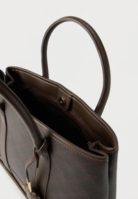 Barna bőr női kézitáska két fogóval, cipzárral záródó, mintás szövet külsővel. A belseje sima, sötét béléssel rendelkezik, patentzárral.