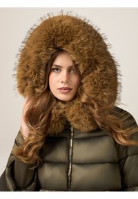 Oltre MIDI CON CAPPUCCIO E POLSINI - Wintermantel - verde