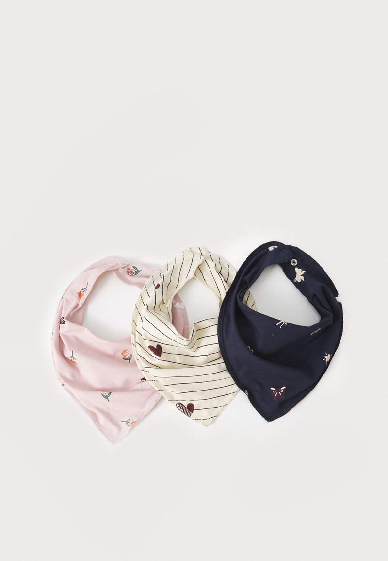 Τρία μαντηλέκια-μπιμπερό: ροζ με λουλουδάτα μοτίβα, κρεμ με ρίγες και καρδιές, ναυτικό με πεταλούδες. Όλα έχουν μαλακή, βαμβακερή υφή.