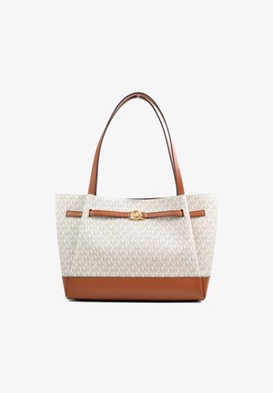 Sac fourre-tout avec un extérieur crème à motif MK, des accents en cuir marron, un détail en métal doré et deux anses d'épaule.