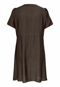 Rochie maro cu mânecă scurtă, croială lejeră, ușor lucioasă, cu detaliu de cusătură sub bust, văzută din spate pe un fundal alb.