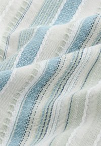 Textil mit weißem Grund, das abwechselnde Streifen in hellblau, grün und dünnen dunkleren Linien aufweist, mit einer strukturierten Oberfläche und dekorativem Besatz.