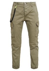Olijfgroene cargobroek van een katoenmix, met een trekkoord bij de enkels, zijzakken en een decoratieve ketting met een groene accent.