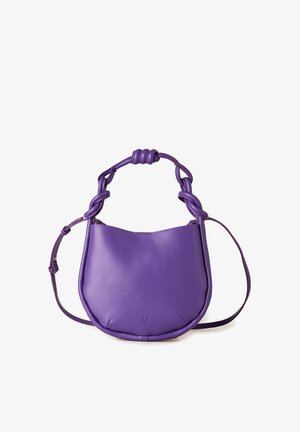Bolso de hombro de cuero morado con nudos torcidos en las asas y correa cruzada ajustable, con un sutil logo en relieve en el frente.