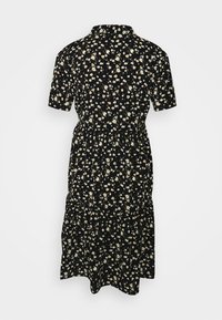 Vestido preto floral com mangas curtas, gola, cintura elástica e saia em camadas com flores brancas e amarelas.