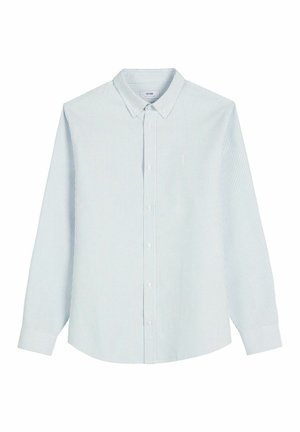 Jasnoniebieska koszula na guziki z cienkimi, pionowymi białymi paskami, długimi rękawami i spiczastym kołnierzykiem.