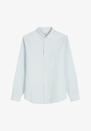 Jasnoniebieska koszula na guziki z cienkimi, pionowymi białymi paskami, długimi rękawami i spiczastym kołnierzykiem.