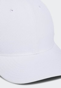 Gorra blanca hecha de tela texturizada con una visera curvada, que presenta detalles sutiles de costura y agujeros de ventilación en la copa.
