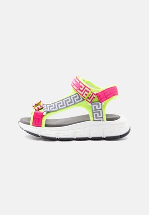 Νεον κίτρινο και ροζ σανδάλι ανοιχτού δακτύλου με γκρι λουριά με σχέδια και χοντρή λευκή σόλα με μαύρη γκριπ, πλευρική όψη.