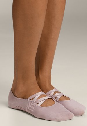 Zachte roze balletschoenen met kruisbanden, gemaakt van rekbaar materiaal. Voorzien van een instapontwerp en gestructureerde zolen voor grip.