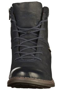 Ciemnoniebieski skórzany bucik z sznurówką, gładkim noskiem i zamkiem błyskawicznym z boku. Teksturowana cholewka z kontrastującymi szwami.