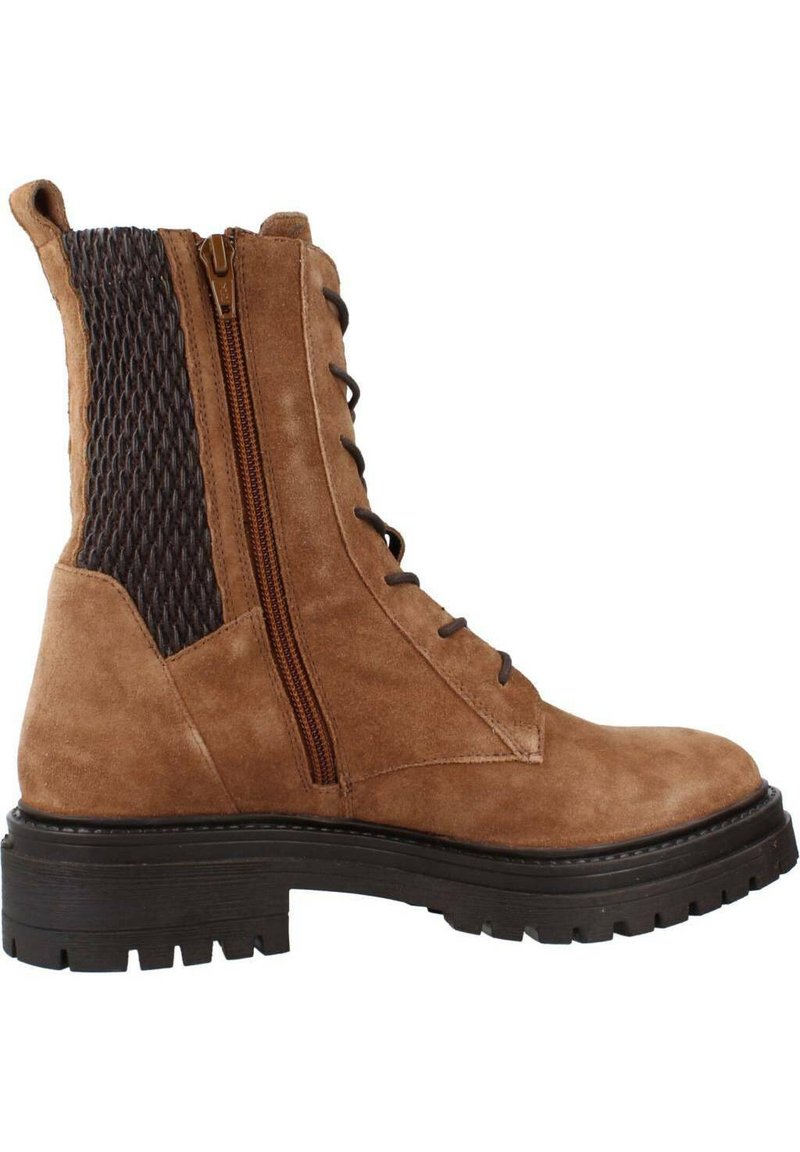 Bottillons en suede marron avec un bout arrondi, fermeture éclair sur le côté et panneau en tricot texturé à l'arrière. Dotés d'une semelle en caoutchouc robuste et striée.