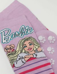 Fialové ponožky se vzorem pletené postavy s dlouhými blond vlasy a psem, doplněné o úchopové prvky ve tvaru psích tlapek na podrážce.