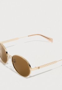 Kerek napszemüveg barna lencsékkel, aranyszínű fém kerettel és texturált aranyszínű szárakkal, melyeken mintás díszítés található a csukló közelében.