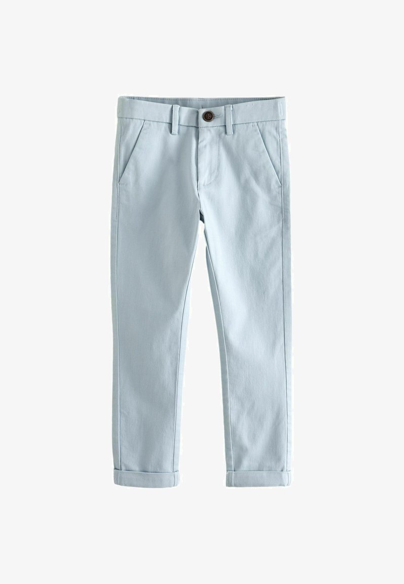 Pantaloni in cotone azzurro chiaro con tasche laterali, chiusura con bottone marrone e orli arrotolati. Tessuto liscio e design slim-fit.