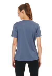 Kortærmet, rund-hals sports t-shirt i dæmpet blå stof. Glat tekstur og afslappet pasform med stikninger og minimalistisk design.