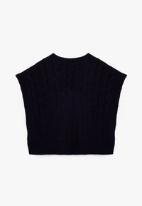 Marineblå kabelstrikket sweater med høj hals, brede ærmegab og ribkant. Har et struktureret mønster af hævede, sammenflettede kabelstræk.