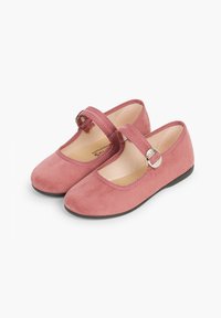 Scarpe Mary Jane in suede rosa con punta arrotondata, cinturino regolabile e dettagli in metallo argentato sul cinturino. Suola piatta in gomma nera.