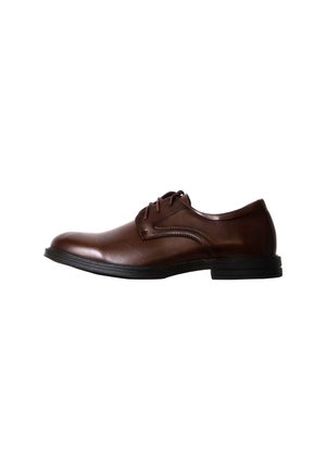 Chaussure habillée pour homme en cuir marron avec lacets à l'avant et semelle noire, vue de profil sur fond blanc.