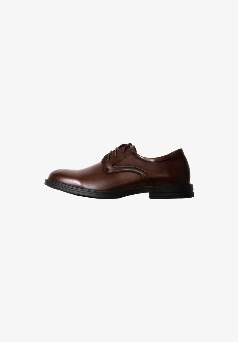 Chaussure habillée pour homme en cuir marron avec lacets à l'avant et semelle noire, vue de profil sur fond blanc.