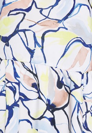 Abito floreale in tessuto bianco con motivi astratti blu, verdi e marrone chiaro, con vita arricciata e texture liscia.