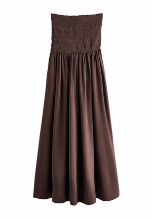Robe maxi marron foncé sans bretelles avec corsage smocké et jupe froncée, réalisée en tissu léger texturé.