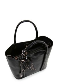 Borsa in pelle nera con due manici, chiusura con zip e una tasca interna. Una sciarpa nera con motivo dorato è legata a un manico.